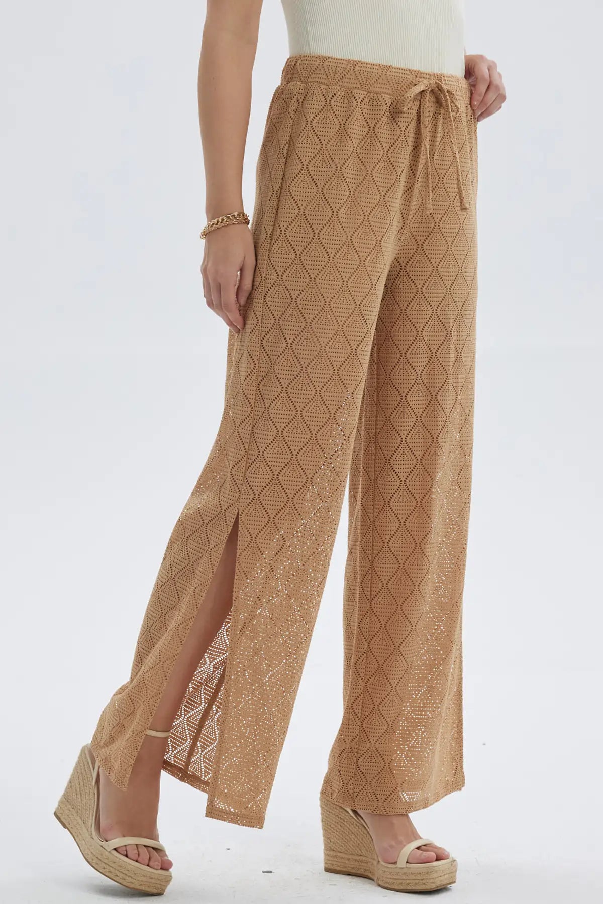 Pantalón Mujer Calado Abertura Pierna Camel