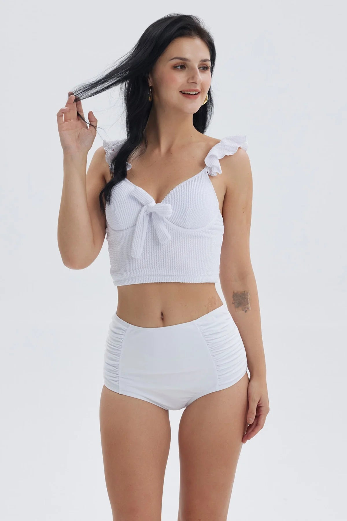 Traje de baño mujer blanco con vuelos textura en el top y detalles fruncidos