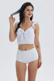 Traje de baño mujer blanco con vuelos textura en el top y detalles fruncidos