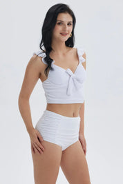 Traje de baño mujer blanco con vuelos textura en el top y detalles fruncidos
