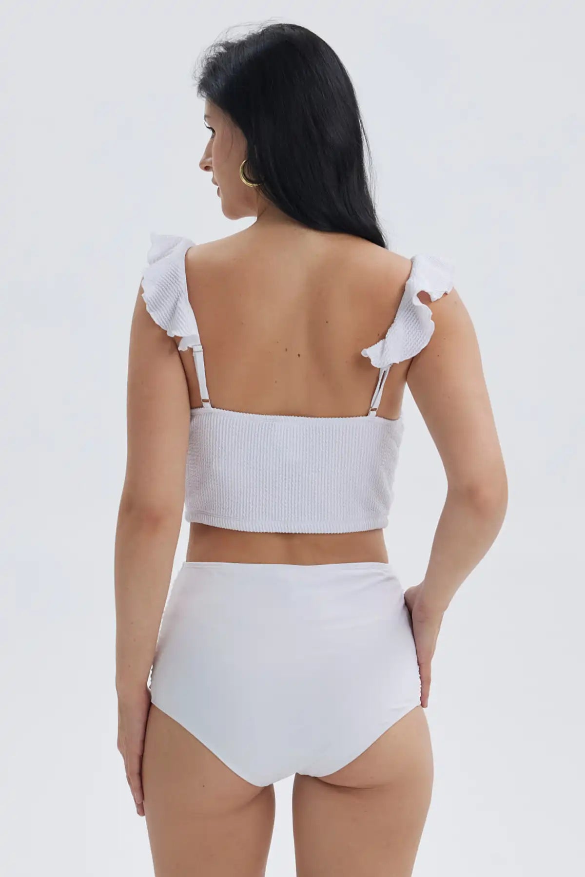Traje de baño mujer blanco con vuelos textura en el top y detalles fruncidos