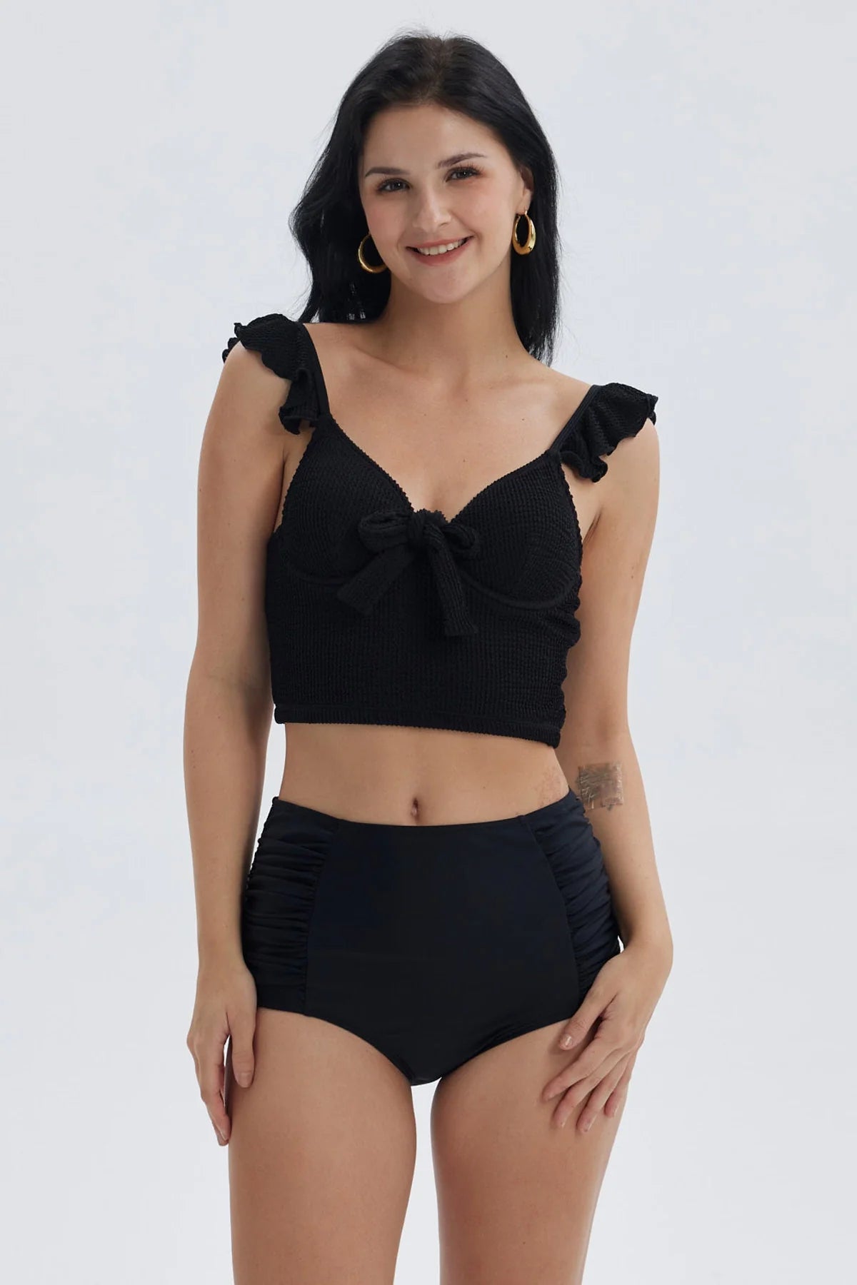 Traje de baño negro con top de vuelos y textura para mujer