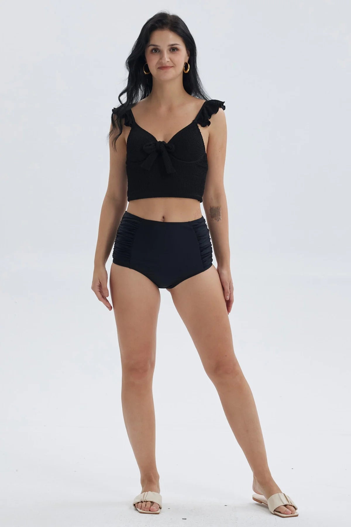 Traje de baño mujer negro de una pieza con diseño de cintura alta y fruncidos laterales