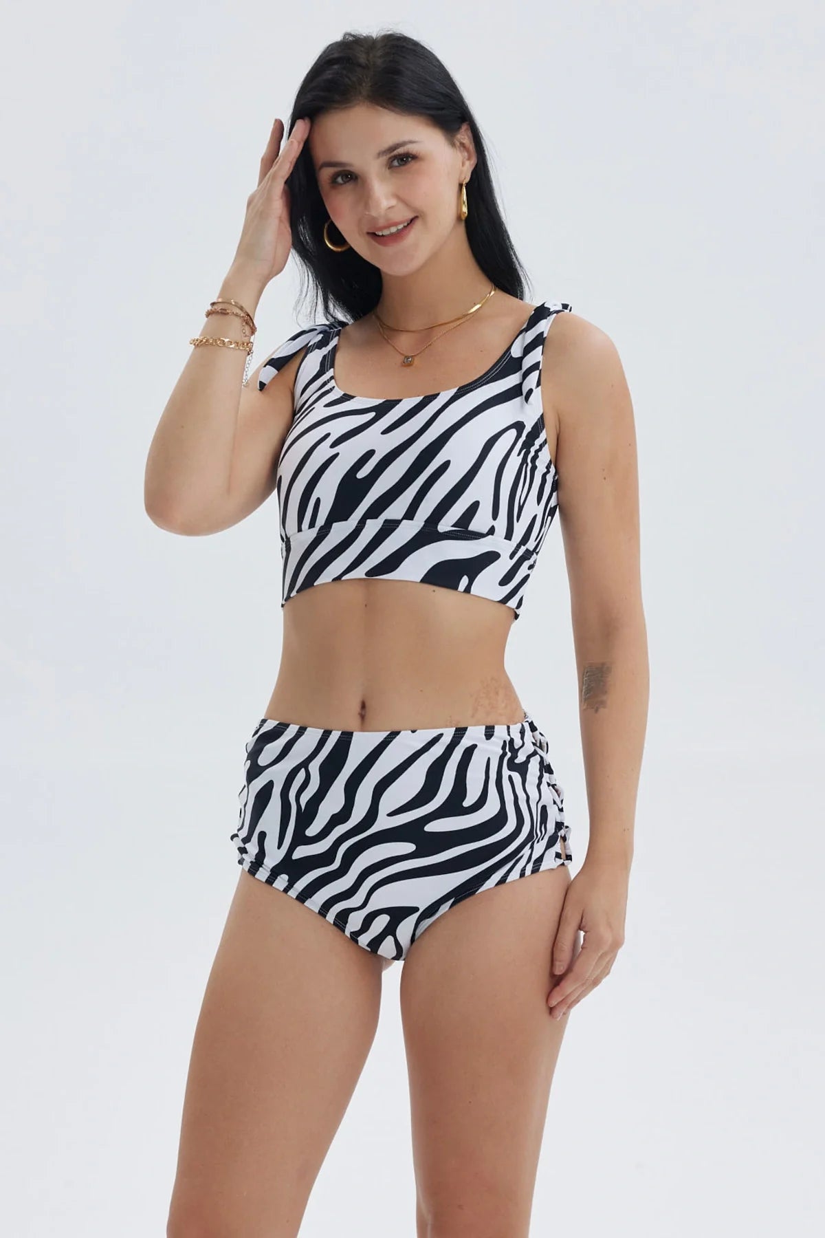 Traje de baño blanco y negro con diseño de rayas tipo cebra y amarras en los hombros