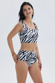 Traje de baño blanco y negro con diseño de rayas tipo cebra y amarras en los hombros