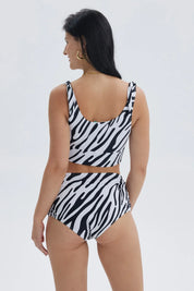 Traje de baño blanco y negro con diseño de rayas tipo cebra y amarras en los hombros