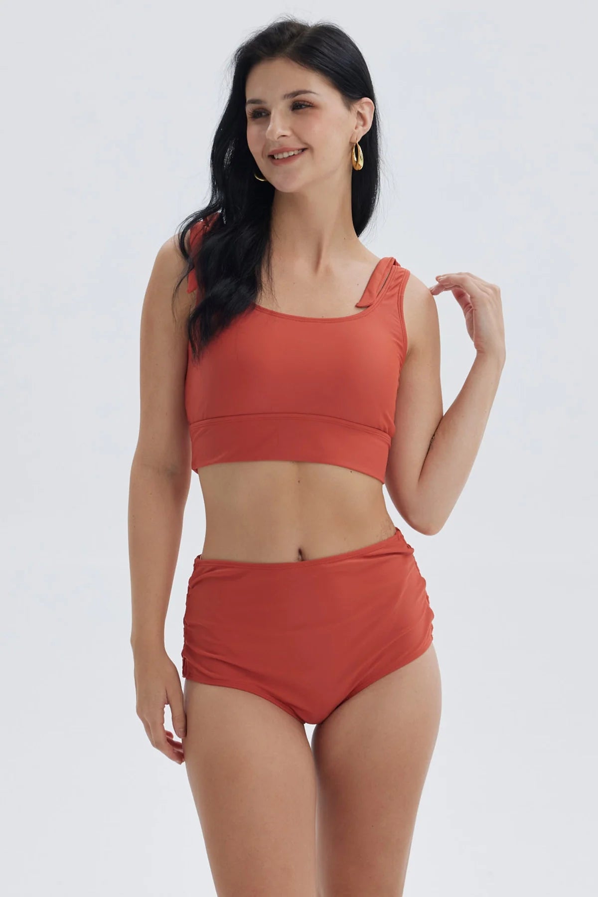 Traje de baño mujer rojo con peto y amarra en los hombros