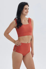 Traje de baño mujer rojo con peto y amarra en los hombros