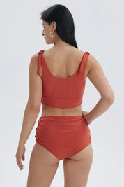 Traje de baño mujer rojo con peto y amarra en los hombros