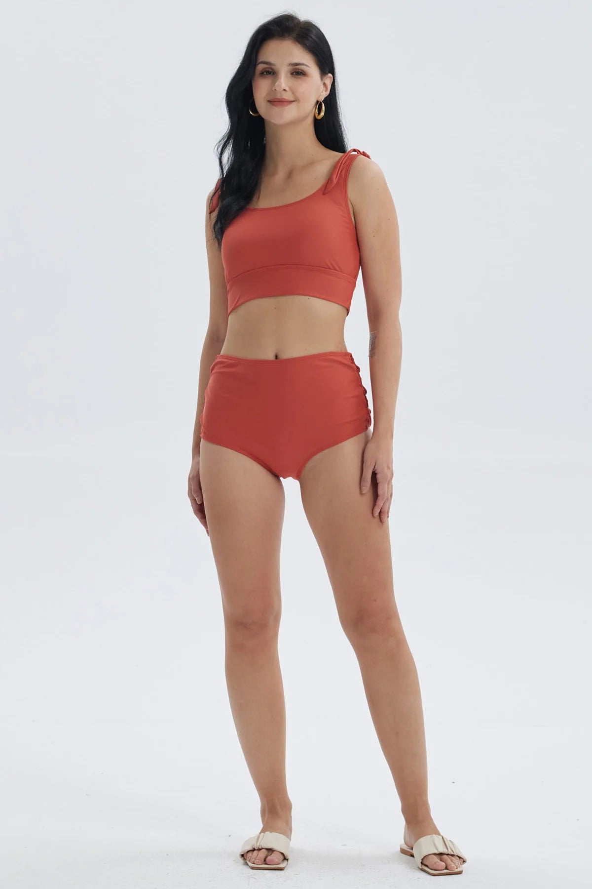 Traje de baño mujer rojo con peto y amarra en los hombros