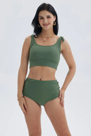 Traje de baño verde mujer con peto y amarra en hombros