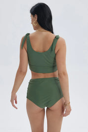 Traje de baño verde mujer con peto y amarra en hombros