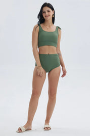 Traje de baño verde mujer con peto y amarra en hombros