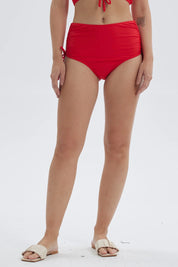Traje de baño mujer rojo con calzón tiro alto y detalles laterales