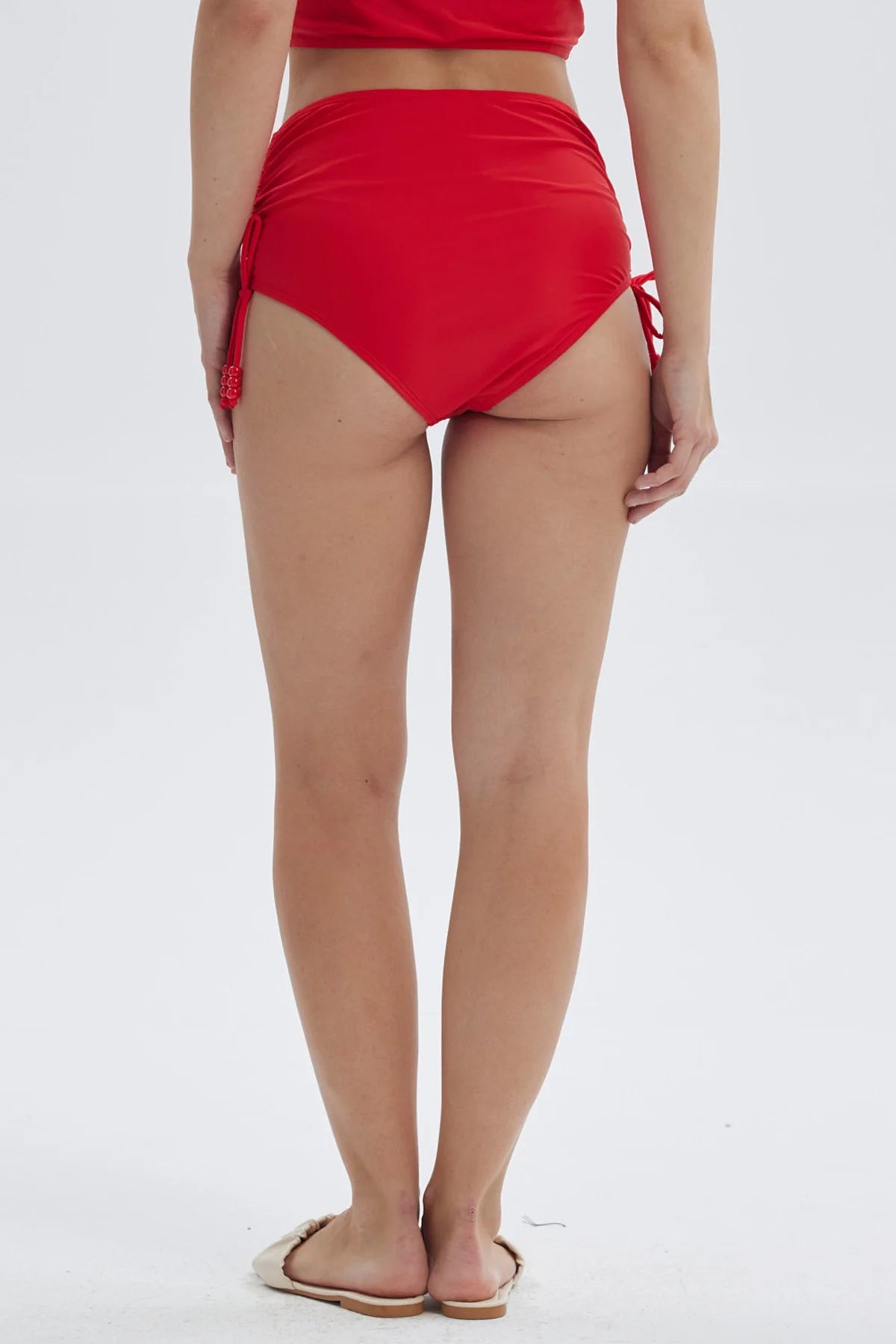 Traje de baño mujer rojo con calzón tiro alto y detalles laterales