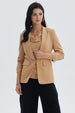 Blazer camel mujer con solapas, cierre frontal y bolsillos decorativos