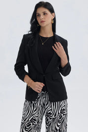 Blazer negro liso de mujer con solapas clásicas y ajuste elegante