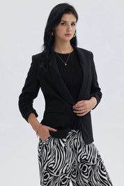 Blazer negro liso de mujer con solapas clásicas y ajuste elegante