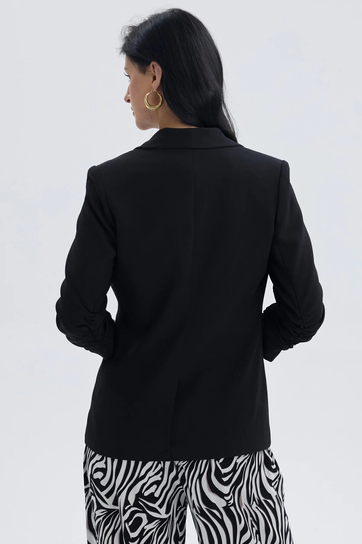 Blazer negro liso de mujer con solapas clásicas y ajuste elegante