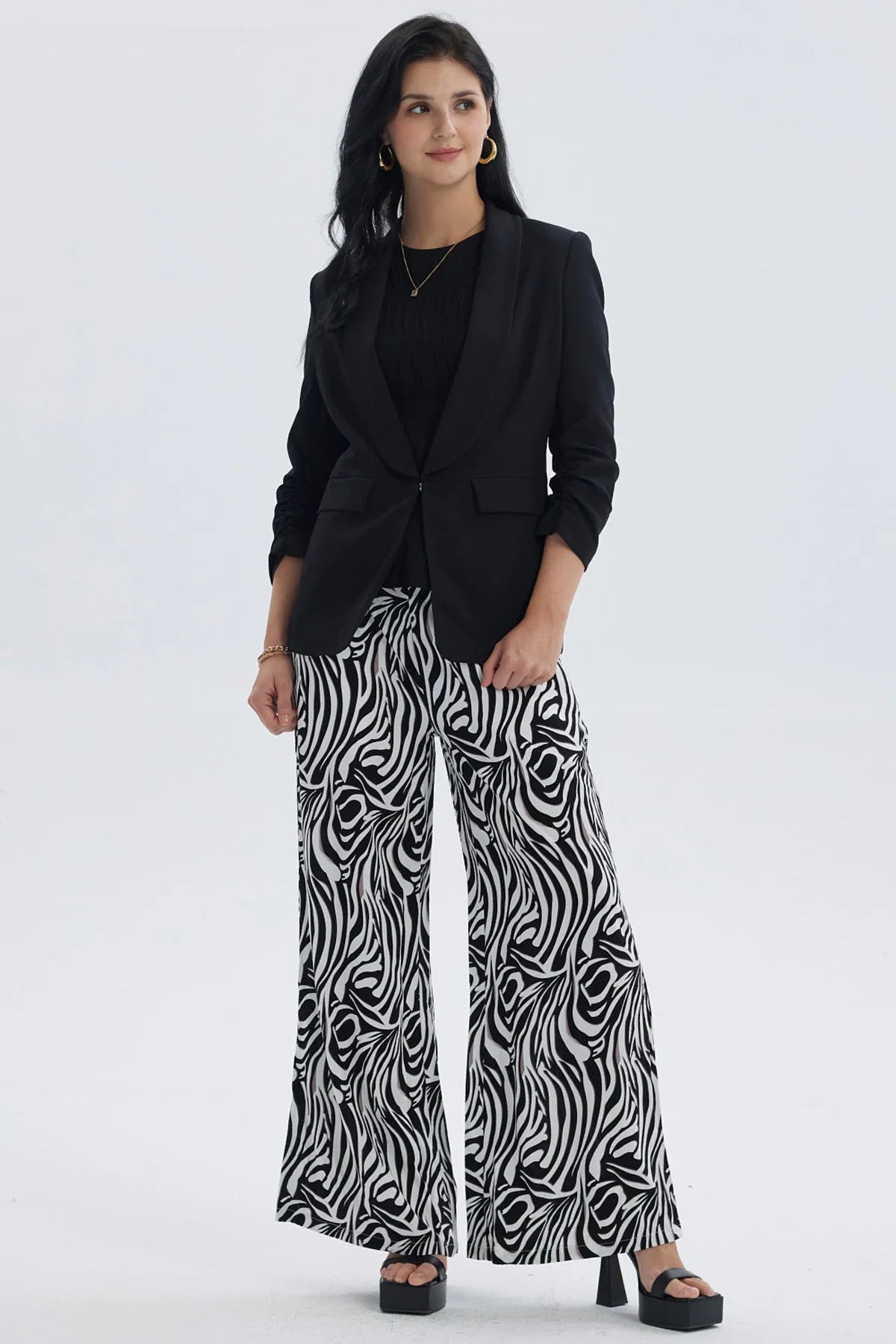 Blazer negro liso de mujer con solapas clásicas y ajuste elegante