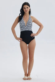 Traje de baño entero negro con patrón geométrico blanco en la parte superior