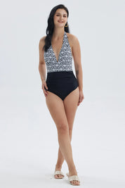 Traje de baño entero negro con patrón geométrico blanco en la parte superior