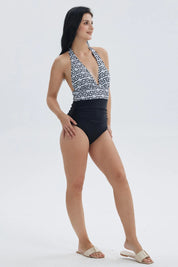 Traje de baño entero negro con patrón geométrico blanco en la parte superior