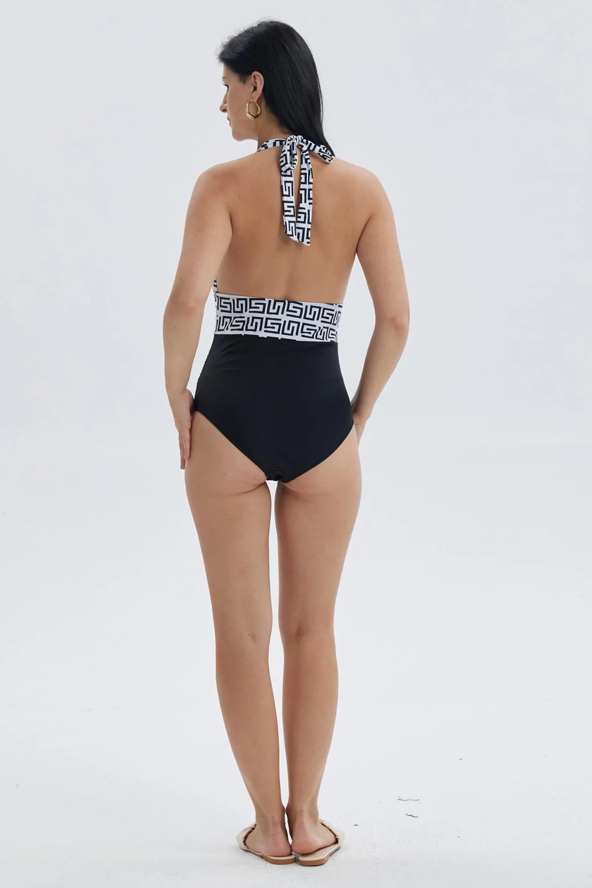 Traje de baño entero negro con patrón geométrico blanco en la parte superior