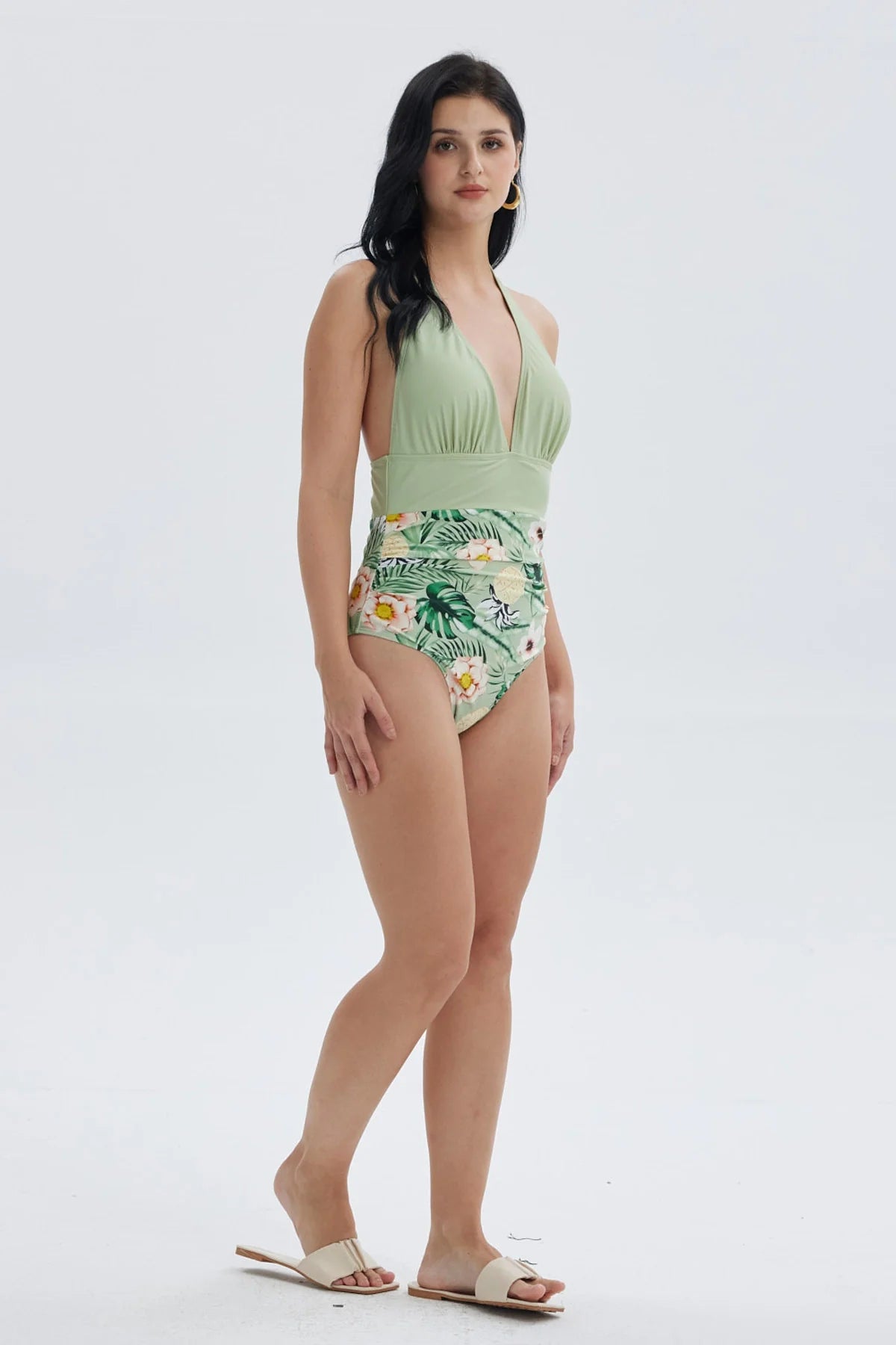 Traje de baño entero verde con estampado floral tropical en la parte inferior