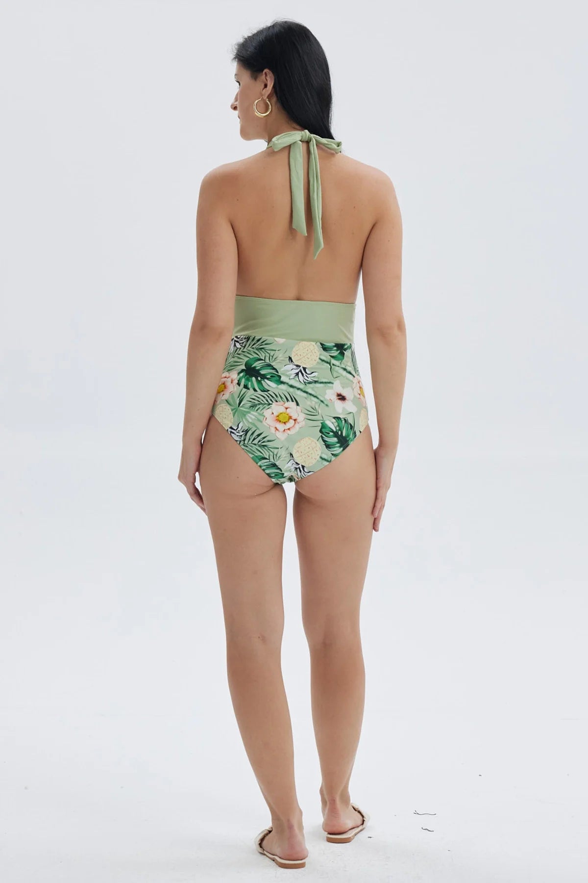 Traje de baño entero verde con estampado floral tropical en la parte inferior