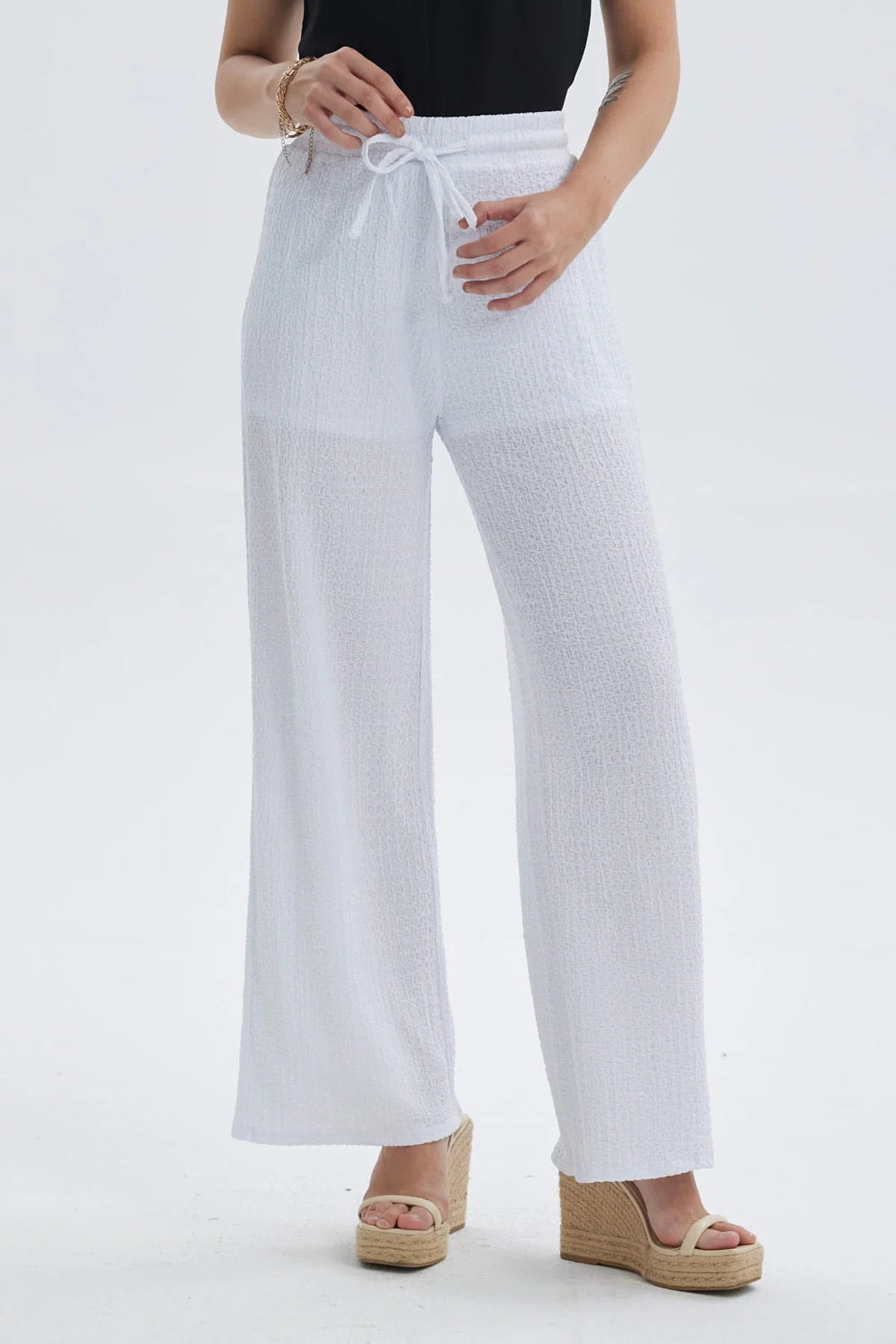 Pantalón blanco mujer con textura y pretina con amarras visible