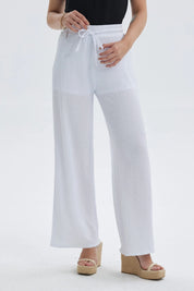 Pantalón blanco mujer con textura y pretina con amarras visible