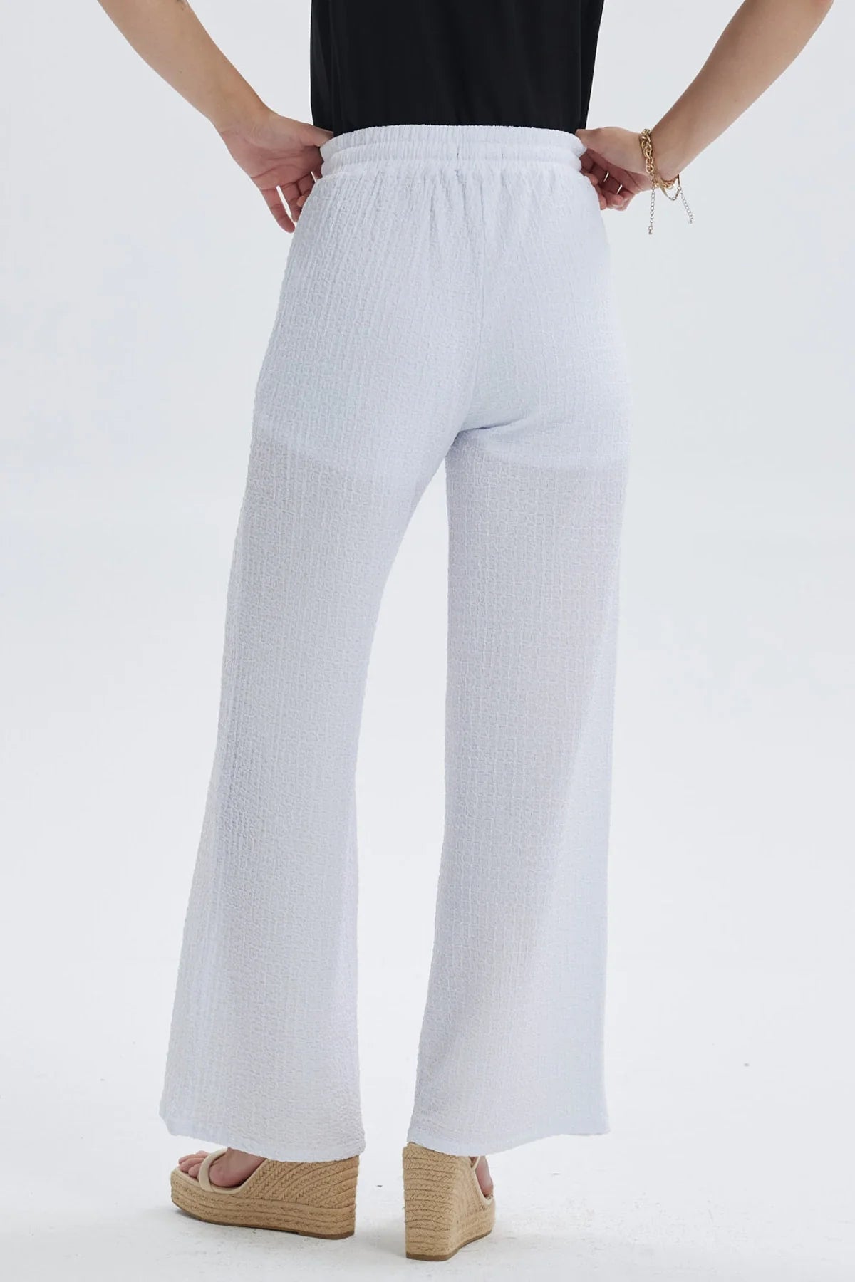 Pantalón blanco mujer con textura y pretina con amarras visible