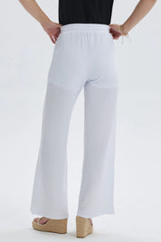 Pantalón blanco mujer con textura y pretina con amarras visible
