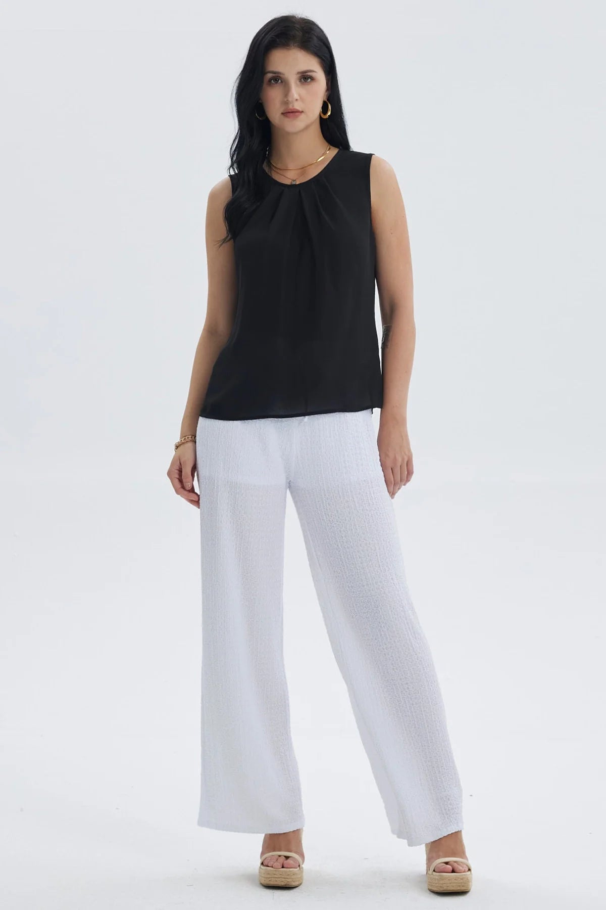 Pantalón blanco mujer con textura y pretina con amarras visible