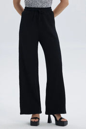 Pantalón negro mujer con textura y pretina ajustable