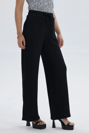 Pantalón negro mujer con textura y pretina ajustable