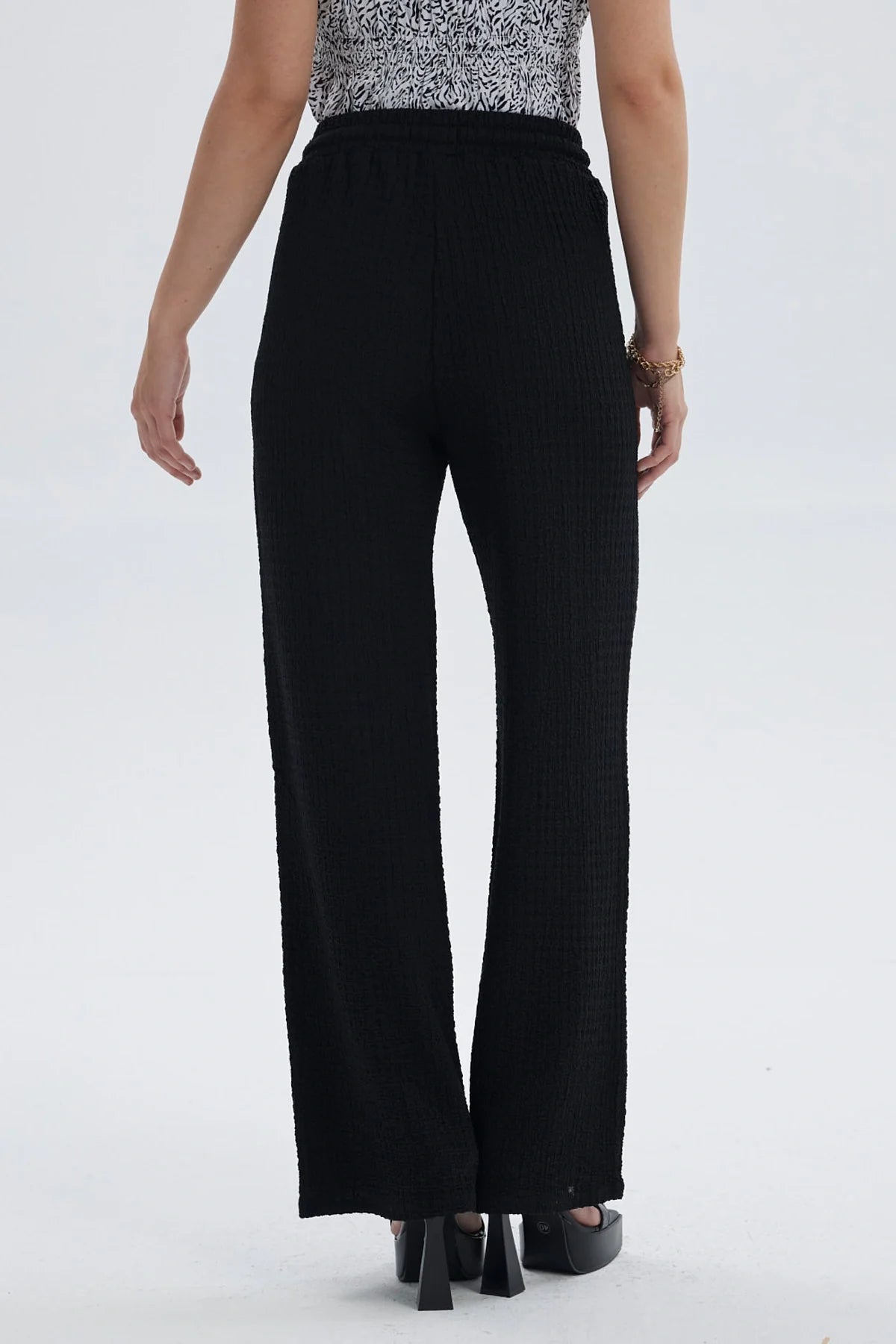 Pantalón negro mujer con textura y pretina ajustable