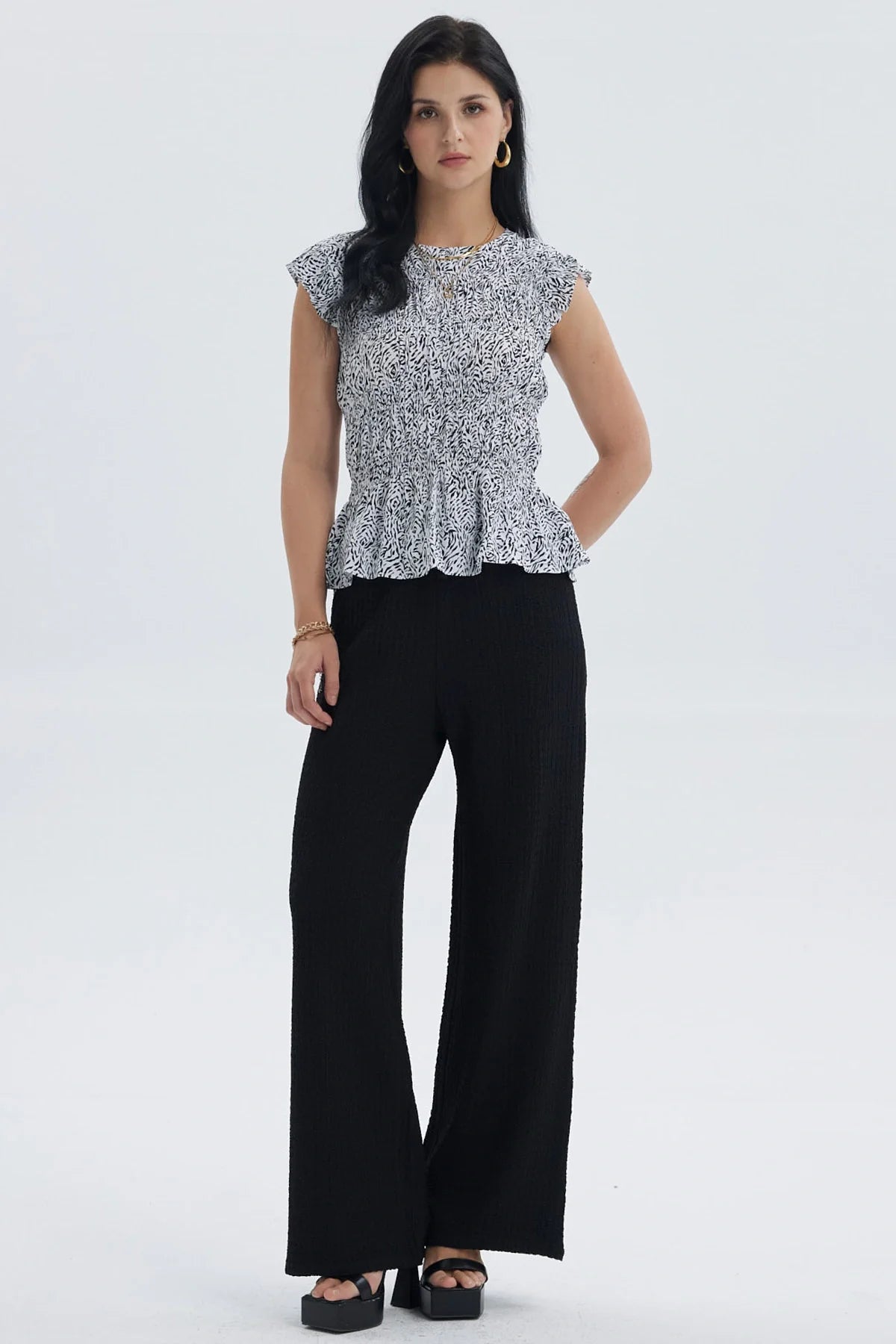 Pantalón negro mujer con textura y pretina ajustable