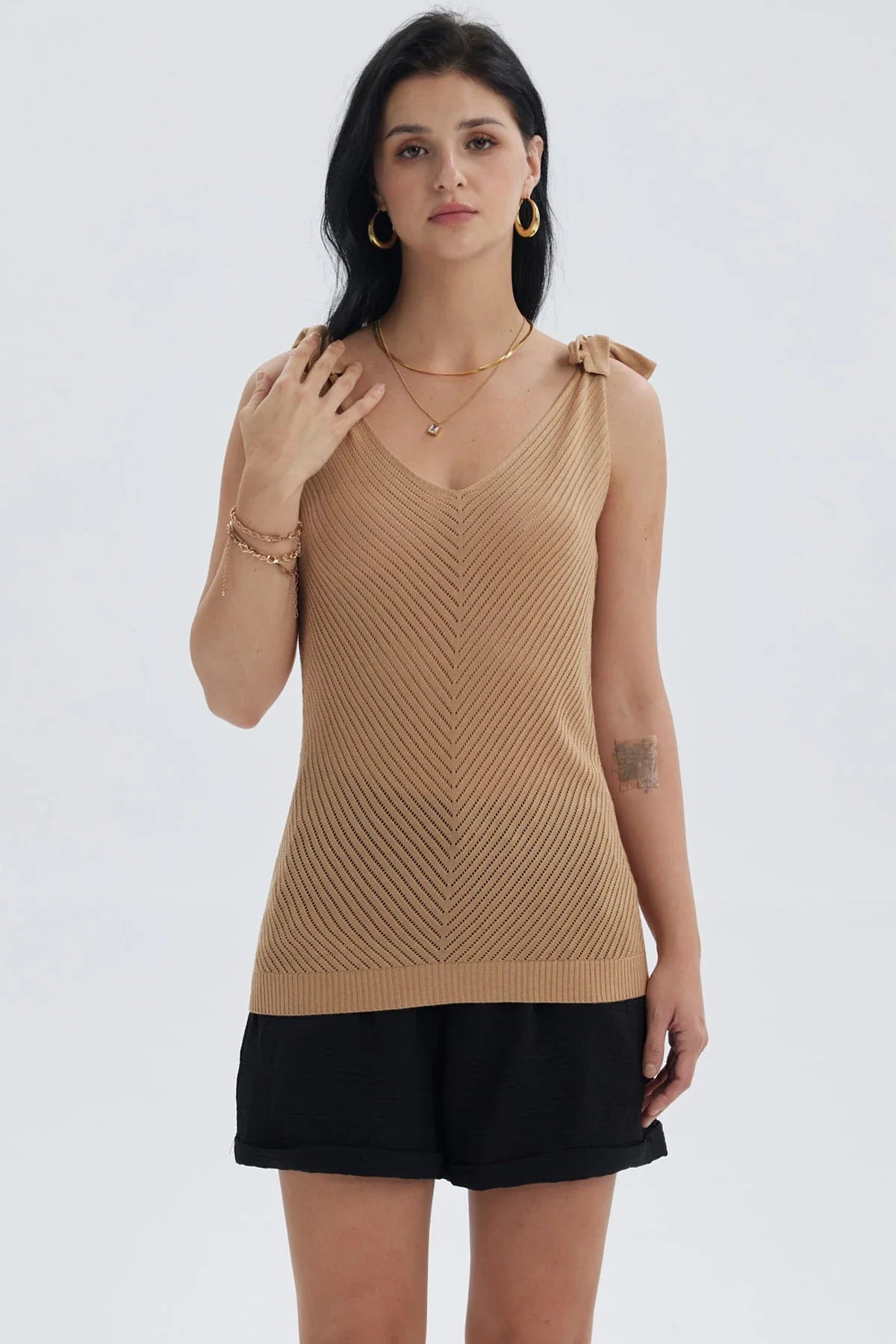 Polera mujer beige con nudo y diseño de canalé