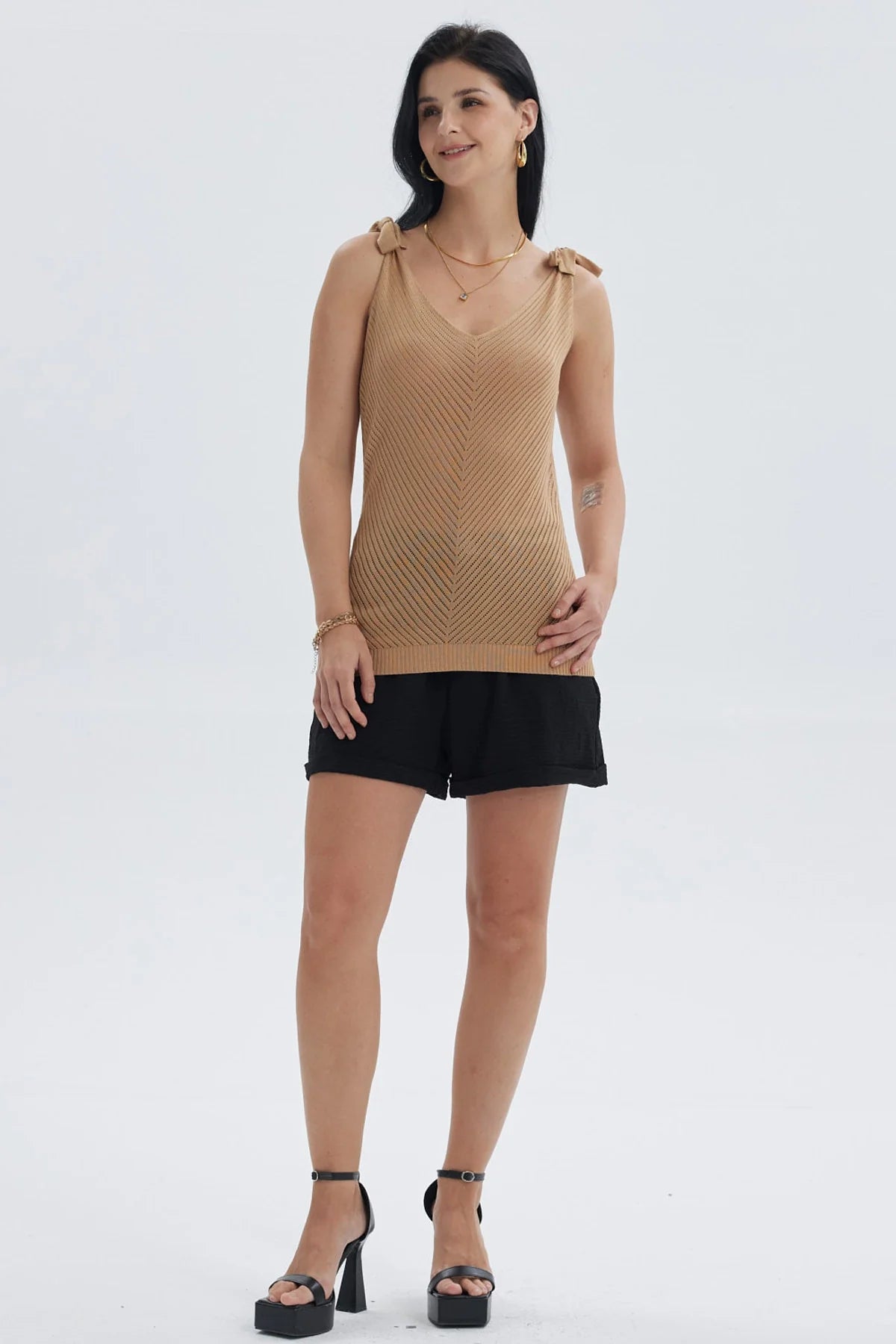 Polera mujer beige con nudo y diseño de canalé