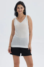 Polera mujer blanco con diseño de nudo en tirantes y patrón de líneas