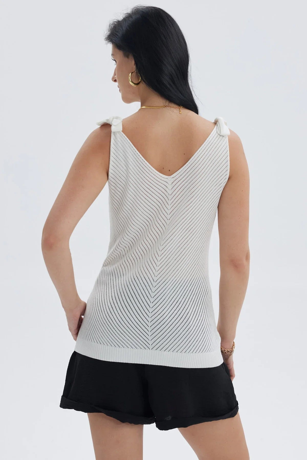 Polera mujer blanco con diseño de nudo en tirantes y patrón de líneas