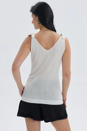 Polera mujer blanco con diseño de nudo en tirantes y patrón de líneas