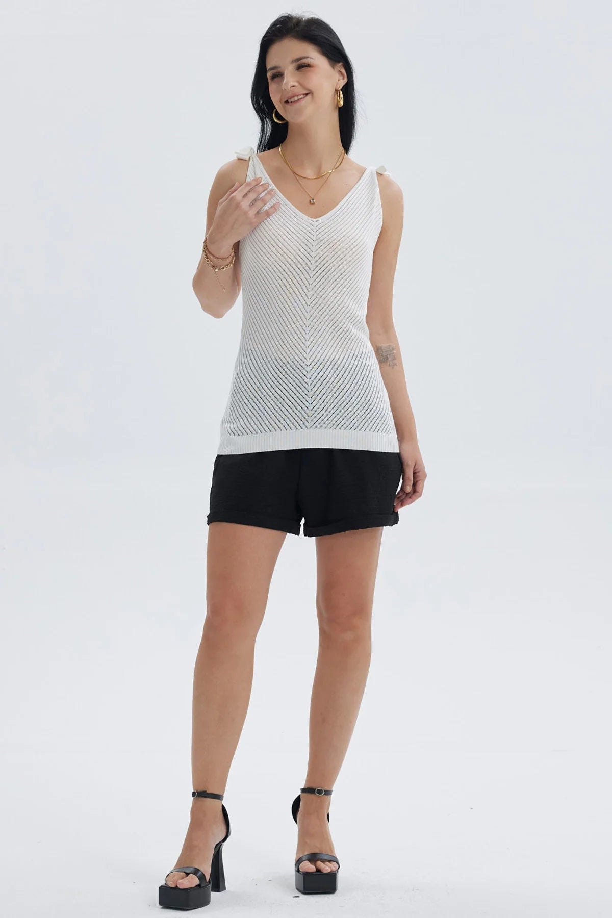 Polera mujer blanco con diseño de nudo en tirantes y patrón de líneas