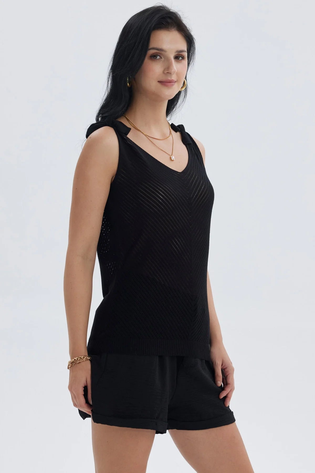 Polera mujer negra con nudo en los tirantes y diseño calado