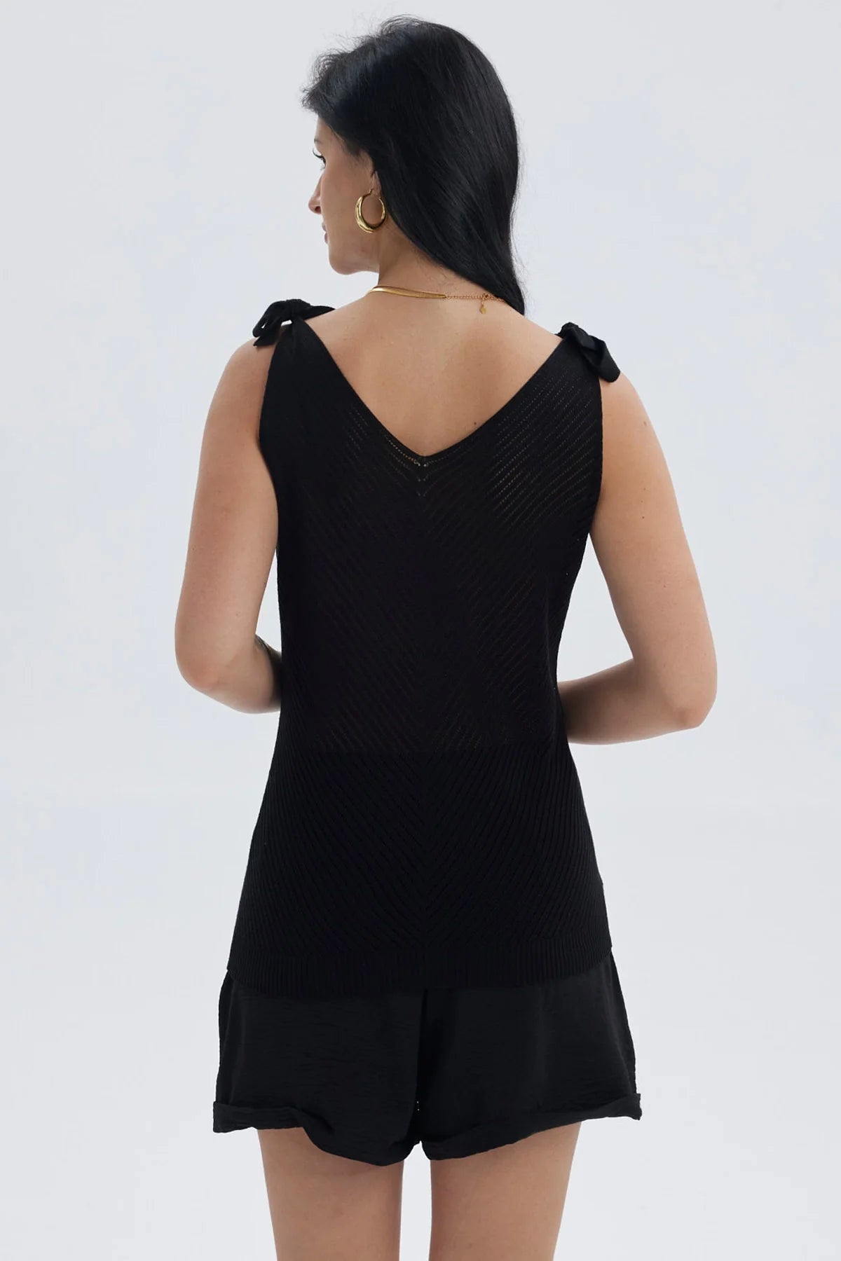 Polera mujer negra con nudo en los tirantes y diseño calado