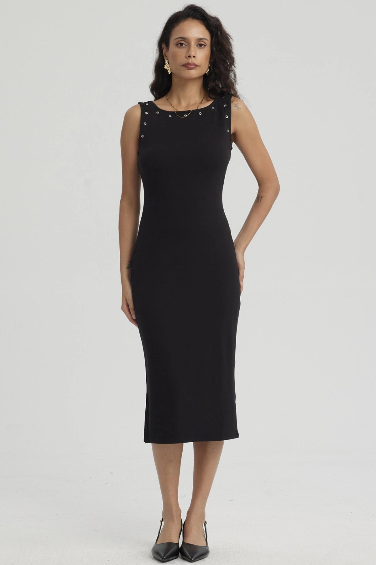 Vestido largo negro con ojetillos en escote redondo sin estampas prenda lisa ideal para eventos elegantes