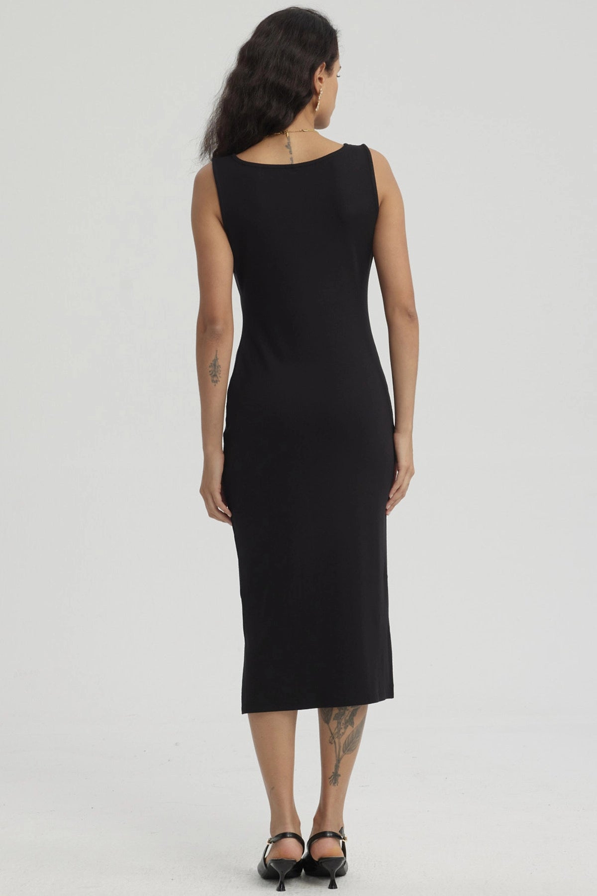 Vestido largo negro con ojetillos en escote redondo sin estampas prenda lisa ideal para eventos elegantes