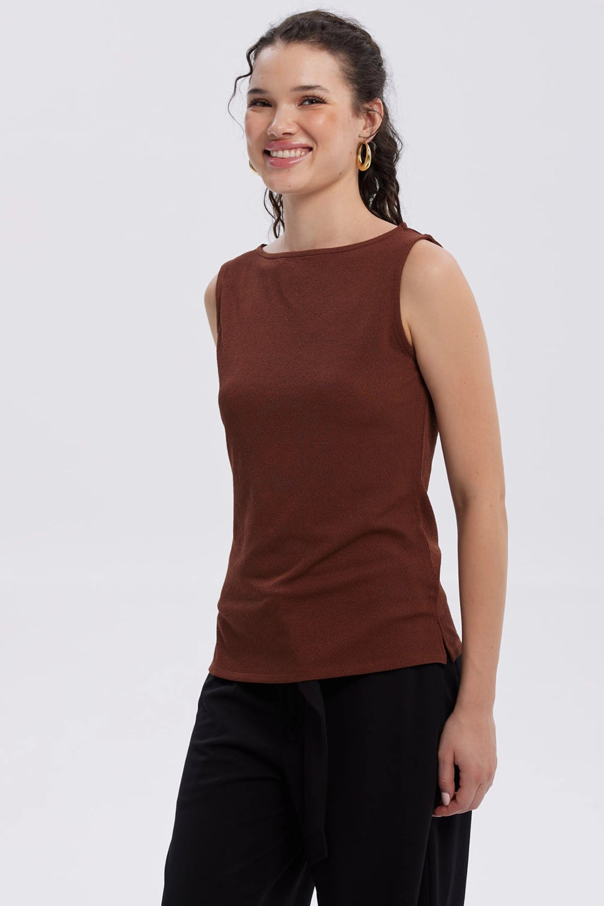 Polera Mujer Con Textura Y Abertura Café Oscuro